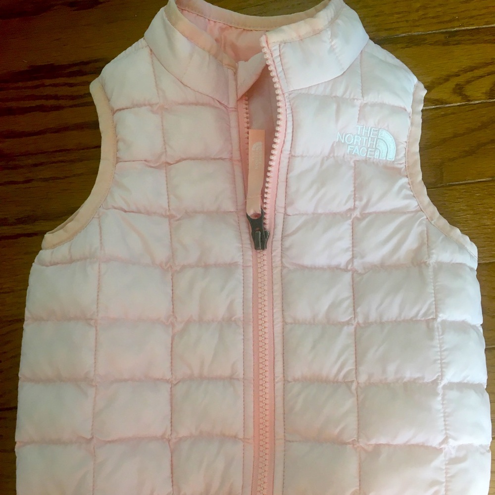 Th North Face light pink quilted vest 12-18 months